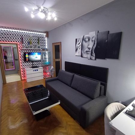APARTAMENT VENGE -CAŁE MIESZKANIE 46m2 NA WYŁĄCZNOŚĆ - Z JEDNĄ SYPIALNIĄ I JEDNYM SYPIALNO-SALONEM -3 PIĘTRO BEZ WINDY- REZERWACJA BEZ KARTY KREDYTOWEJ-KLIMATYZACJA-2 ŁÓŻECZKA DZIECIĘCE-ŚNIADANIE XXL 30zł Breslau Exterior foto
